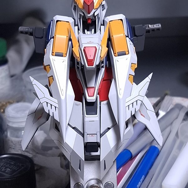 胸部のアンテナの角度を胴側に寝かせたおかげでコクピットサイドのカバーを大きく跳ね上げられる様になってます。フライトフォームでのスタイルに若干でもいい変化がつくといいんですけど🤔あとサイドスカートの裏打ち、組み付けると全く見えなくなって草。今しか披露出来ないんでよろしければご覧になっていって下さい😂（4枚目）