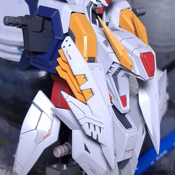 胸部のアンテナの角度を胴側に寝かせたおかげでコクピットサイドのカバーを大きく跳ね上げられる様になってます。フライトフォームでのスタイルに若干でもいい変化がつくといいんですけど🤔あとサイドスカートの裏打ち、組み付けると全く見えなくなって草。今しか披露出来ないんでよろしければご覧になっていって下さい😂（2枚目）