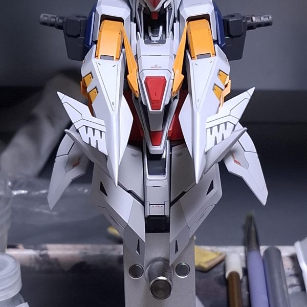 胸部のアンテナの角度を胴側に寝かせたおかげでコクピットサイドのカバーを大きく跳ね上げられる様になってます。フライトフォームでのスタイルに若干でもいい変化がつくといいんですけど🤔あとサイドスカートの裏打ち、組み付けると全く見えなくなって草。今しか披露出来ないんでよろしければご覧になっていって下さい😂（3枚目）