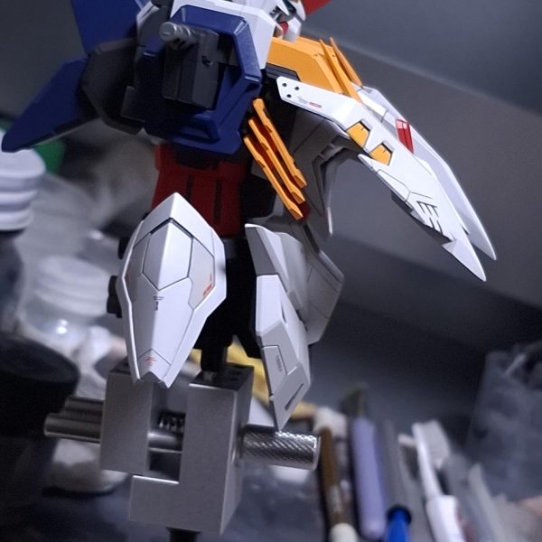 胸部のアンテナの角度を胴側に寝かせたおかげでコクピットサイドのカバーを大きく跳ね上げられる様になってます。フライトフォームでのスタイルに若干でもいい変化がつくといいんですけど🤔あとサイドスカートの裏打ち、組み付けると全く見えなくなって草。今しか披露出来ないんでよろしければご覧になっていって下さい😂（5枚目）