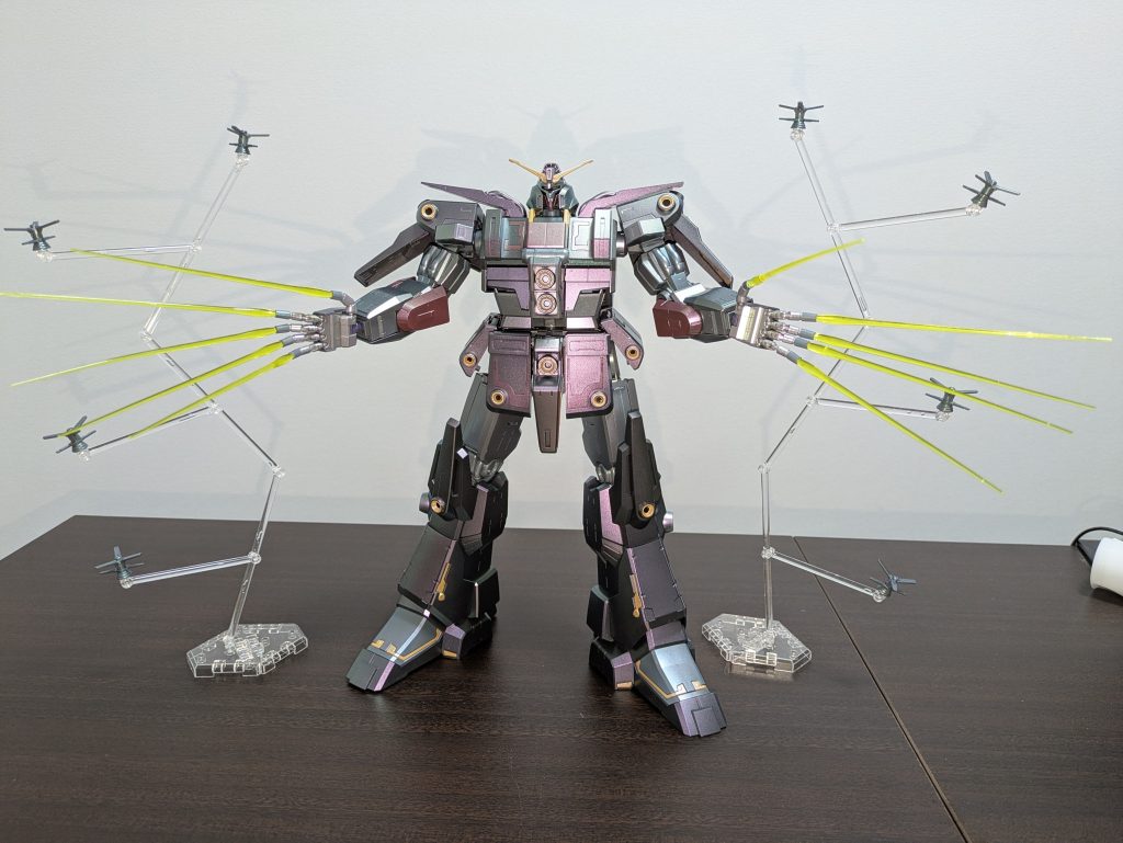 ビット展開立ち姿も安定。完全変形するのに結構可動域が広め