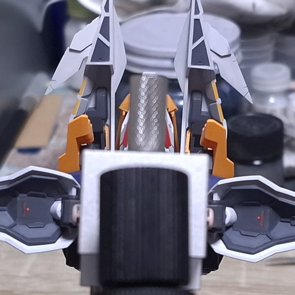 胸部のアンテナの角度を胴側に寝かせたおかげでコクピットサイドのカバーを大きく跳ね上げられる様になってます。フライトフォームでのスタイルに若干でもいい変化がつくといいんですけど🤔あとサイドスカートの裏打ち、組み付けると全く見えなくなって草。今しか披露出来ないんでよろしければご覧になっていって下さい😂（6枚目）