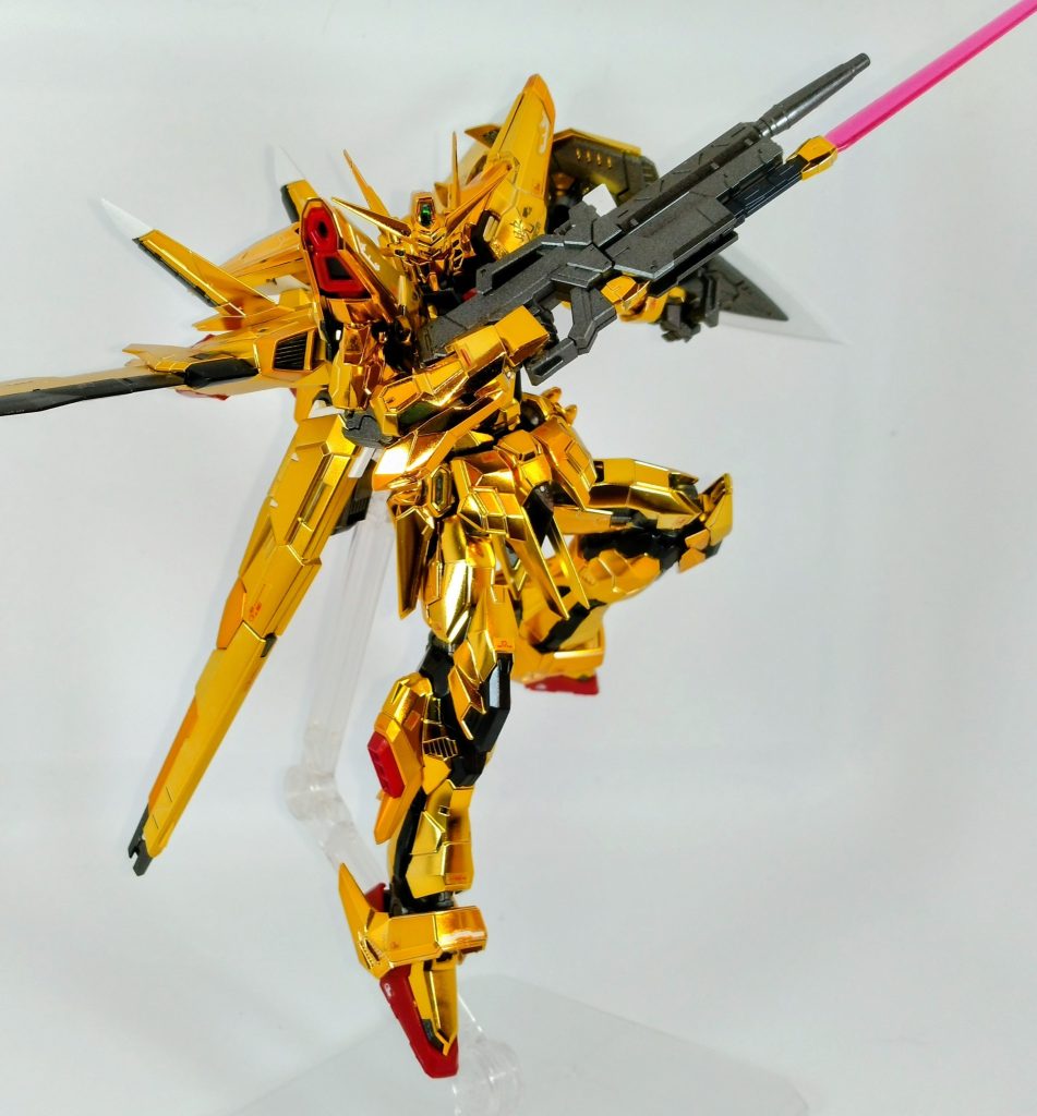 メッキも3色ゴールドがあり、立体的で情報量が多いです。