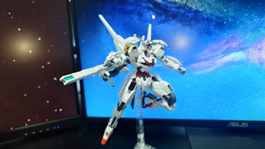 さすがの大物武装のため、取り回しはちょっと難しいです。バックパックとの連結部分が外れるので、ダイナミックなポージングは取りづらいかな、と両手持ちできる範囲がベターかな