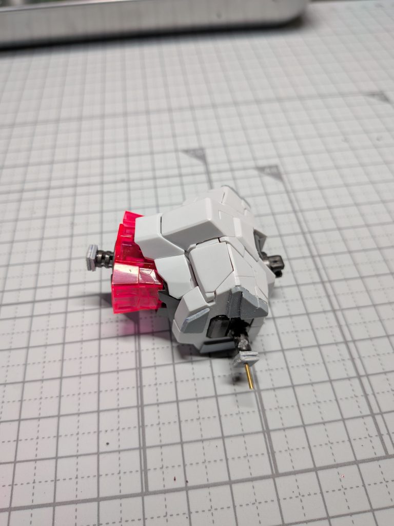 胸部は左右にプラバンを貼り付け、横幅を合計4ミリ延長しました(腕、腰の付け根の部分も)