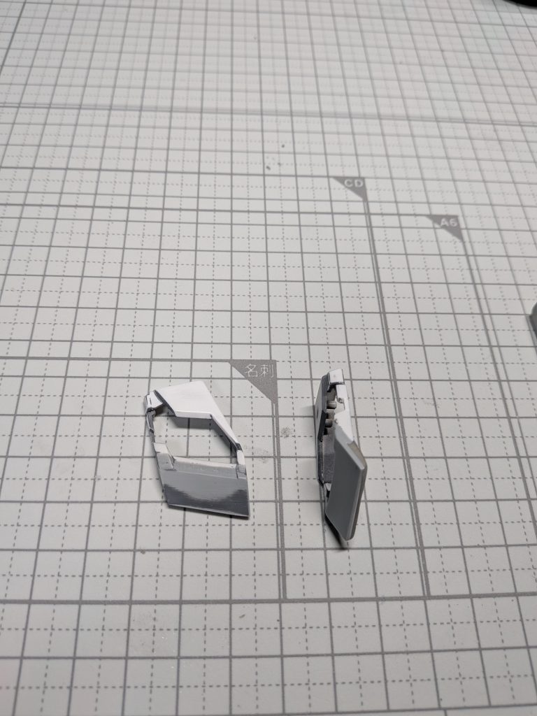 フロントアーマー(前垂れ)は長さを5ミリ延長しましたMGユニコーンガンダムは脚部が長いので、そこを加工して短くしてみたかったのですが、自分にはそのような技術が無いため胴体を長くして誤魔化してみようと考えました