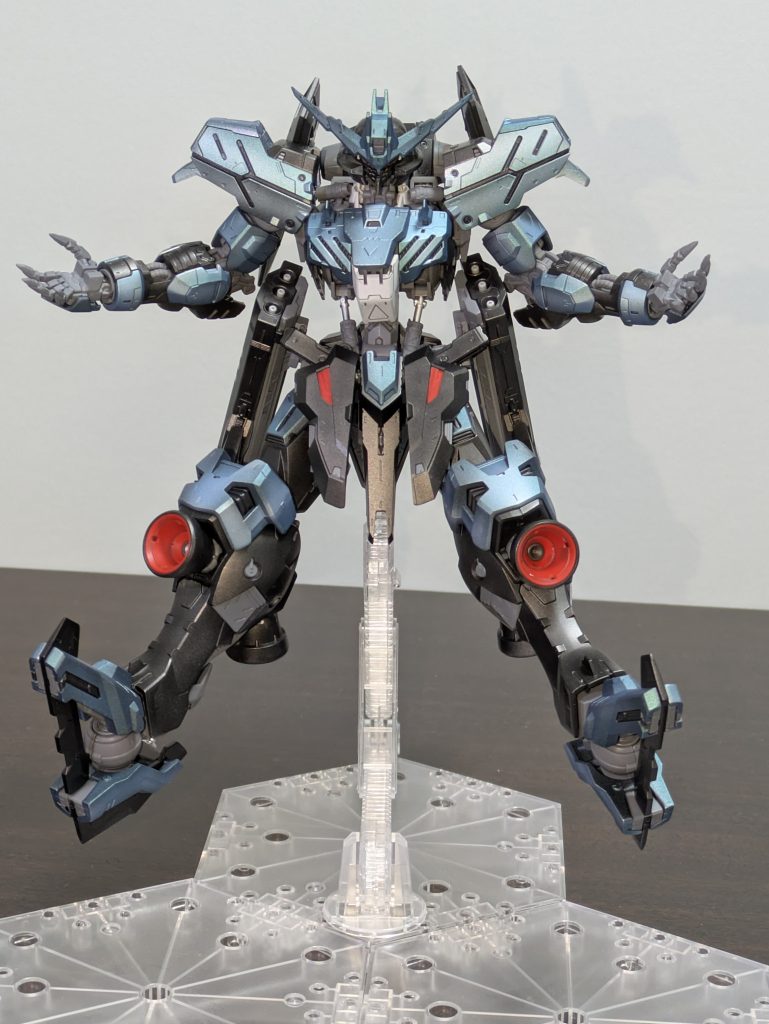 形成色が明るすぎるような気がしてちょっと濃い目にしました。つや消し黒をベースにして、つや消しクリアに青と緑の不透過顔料を8:2で混ぜて吹いてます。&nbsp;