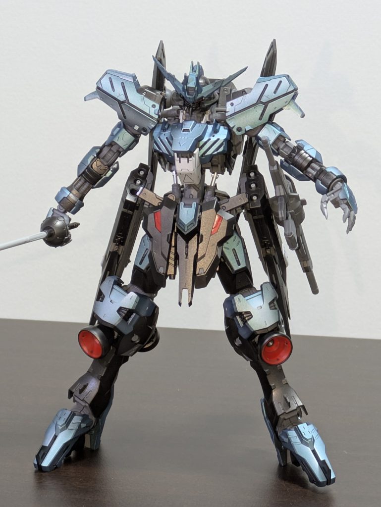 少し影になると緑っぽく見えます。光が当たらない部分は黒くなるのでちょとしたグラデーション効果が出ているみたい。