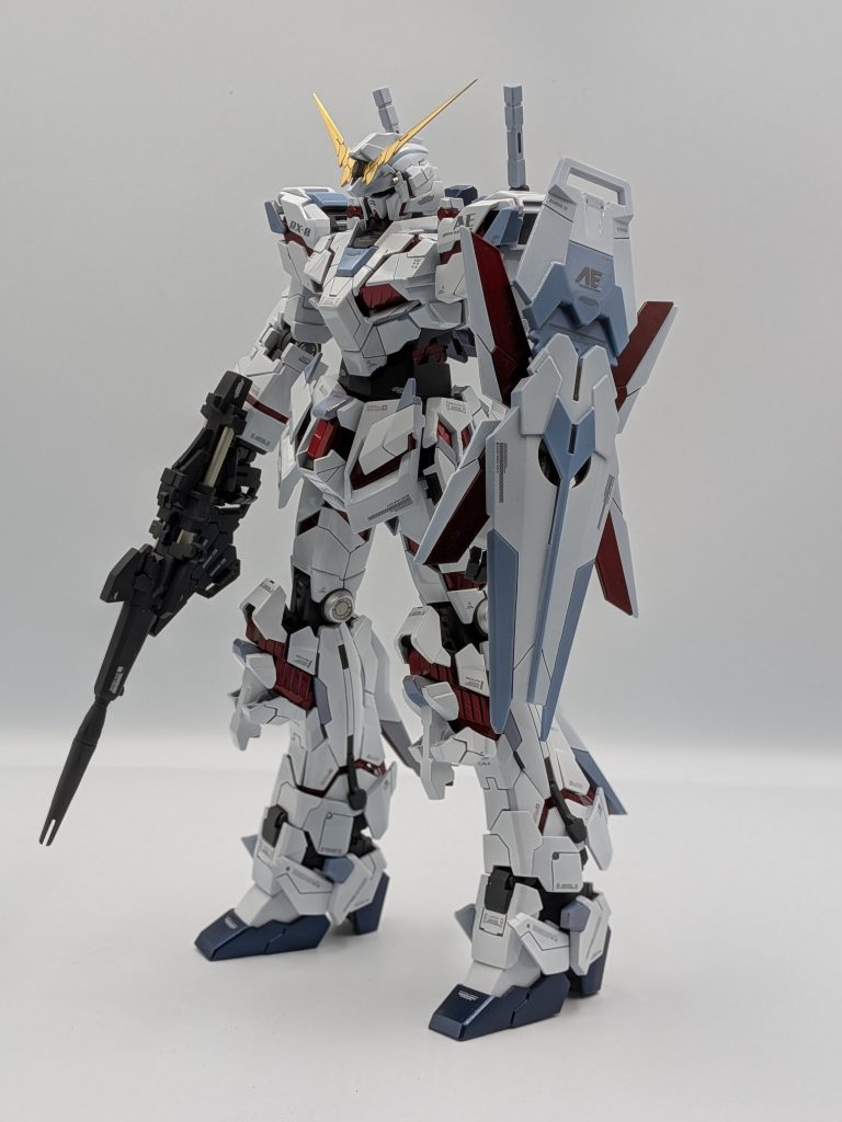 使用した塗料はボディ:黒サフ→EXブラック→EXシルバー→EXホワイト→クリアーホワイト→クリアーボディのグレー部分は上記のEXシルバーの後にクリアーホワイト→クリアーサイコフレーム:黒サフ→EXブラック→パールシルバー→クリアーレッド→クリアーその他:プリズムブルーブラック、ニュートラルグレーで、ニュートラルグレー部分は半艶コートです