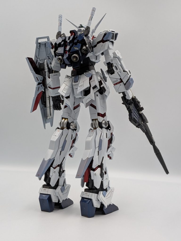 あまりくどくならないよう筋彫を施し、関節部等に丸型のメタルパーツを使用ました