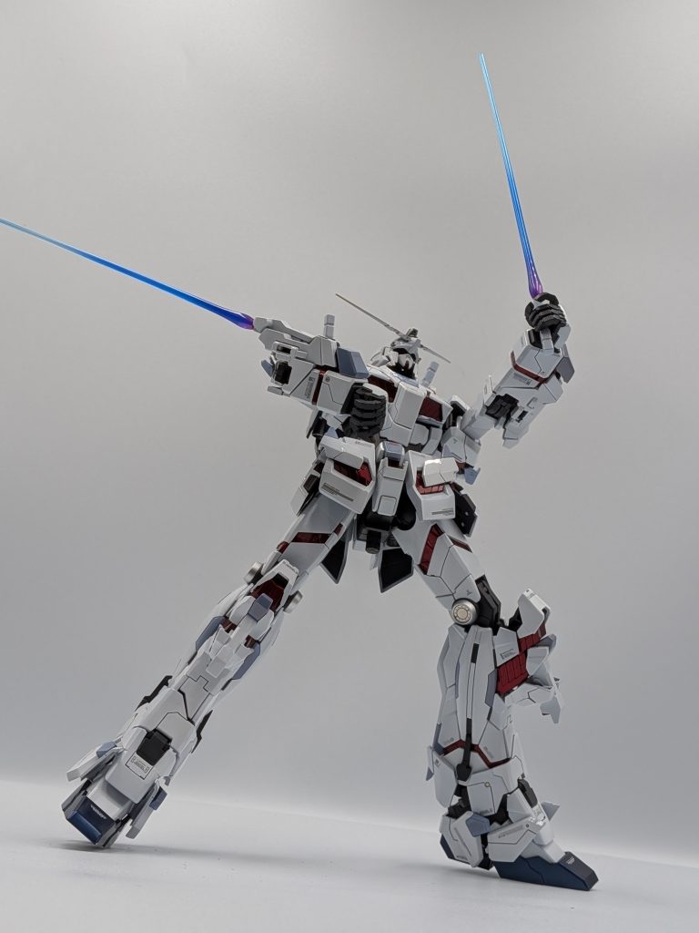 ユニコーンモードに変形させるため、可動域をヤスリがけ等して時間がかかりましたが、塗装すると可動部がギチギチになってしまい苦労しますね⋯バンシィも所有していますが、しばらくはお蔵入りです😆