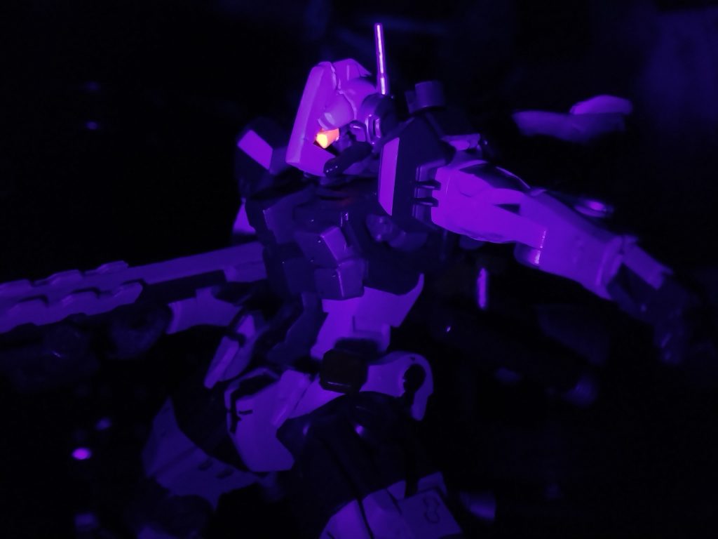 ブラックライト発光