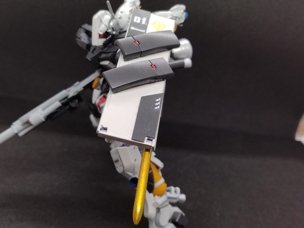 フルスクラッチ盾。パイルバンカーが内蔵されている。ヅダは白兵戦用ピックが導入されてたけどあれズゴックとかと一緒で刺さったら抜けなくならない？という疑問と高速で懐に潜り込んで一撃で堕とすなら貫通力でしょから採用