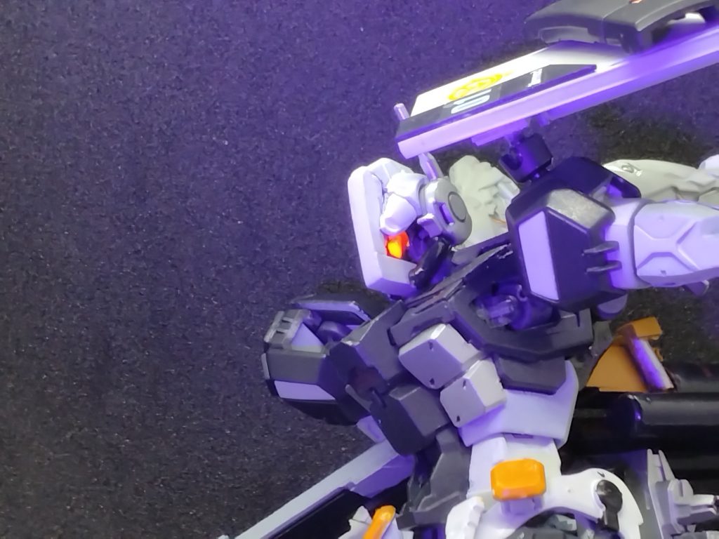 頭部はYouTubeのショート動画参考に大改造。モノアイ仕込むの大変だった〜