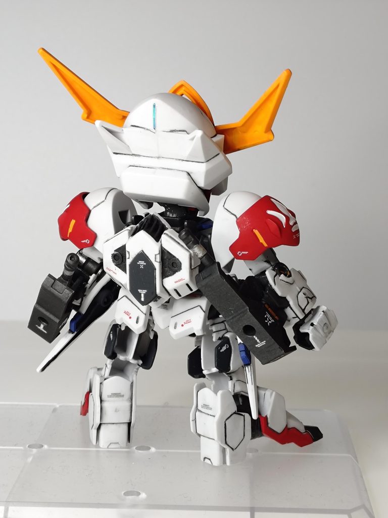 白…オフホワイト赤…モンザレッド黄…オレンジイエロー青…エアリアルブルー黒…ミッドナイトブルーフレームはSBアイアン。カメラアイはグリーンではなくメタリックレッドの上からオレンジのラピテープ貼ってます。ちなみにバックパックのプラ軸は切り取りました。