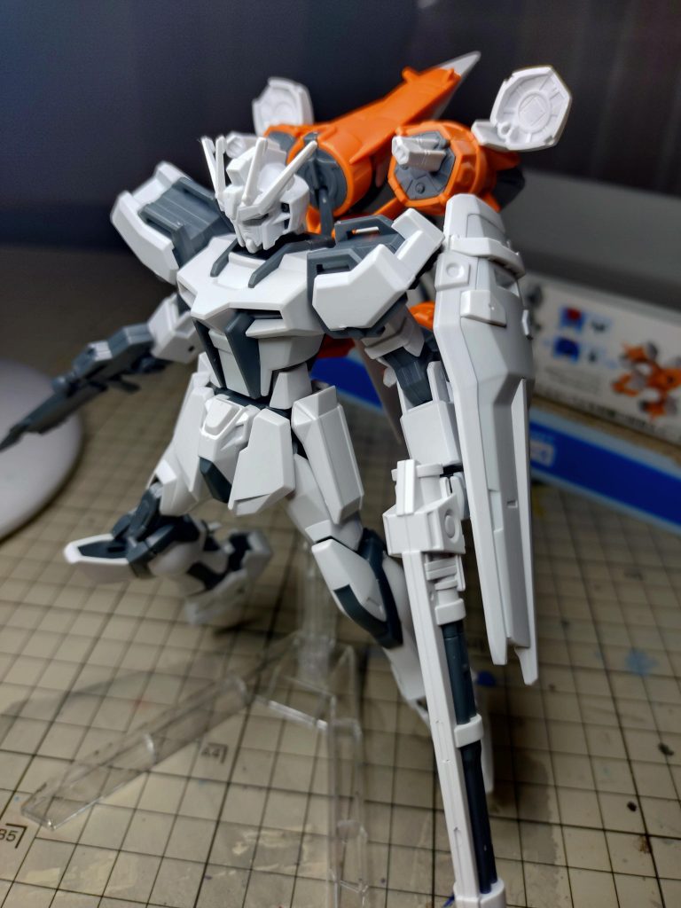 素組みペインティングモデルが思った以上に白い…フレームをホロブルーとかで塗ってトワイライトコーティング風にしても面白かったかもしれない…