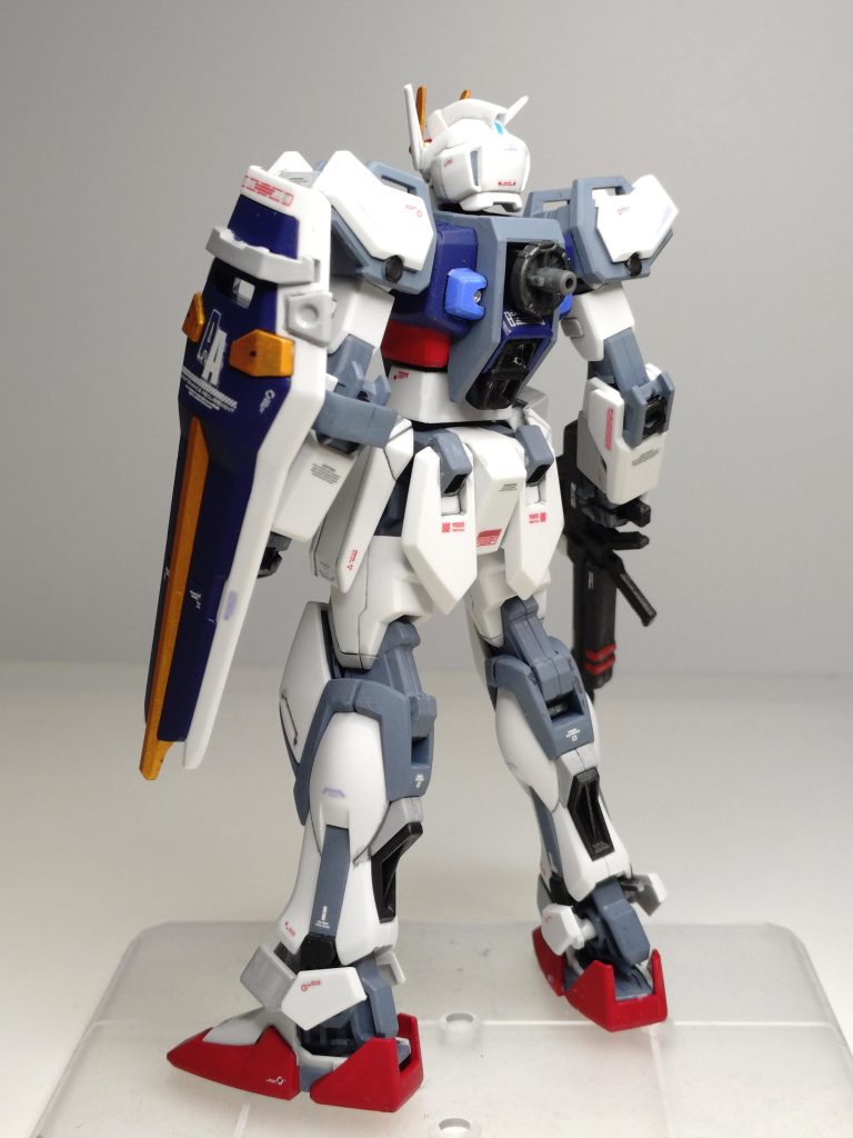 GAT-X105 ストライクガンダム白1…つや消しホワイト白2…エアクラフトグレー赤…モンザレッド青…ティターンズブルー黄…スターブライトゴールド灰…ネイビーグレーRGエールストライクを参考に塗り分け。ディティールアップとしてデカール2色使用、カメラアイとセンサーはラビテープ仕上げ。ビームライフルはミッドナイトグレーとスターブライトアイアンで塗り分けてますが、…わかんねえなコレ(笑)