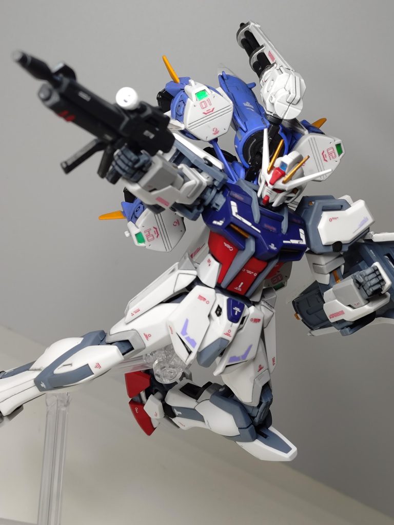 種撃ちポージングウイング等がないので横幅がなく、思った以上に迫力が出ない罠…ライフルのブラックがアクセントになったかな?ちなみにライフルのみ合わせ目を消しました。