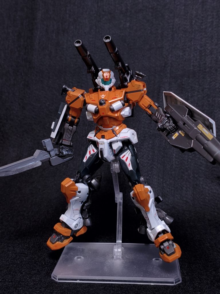 シールドはRX-78のものをぶった切って左右に取り付けました。