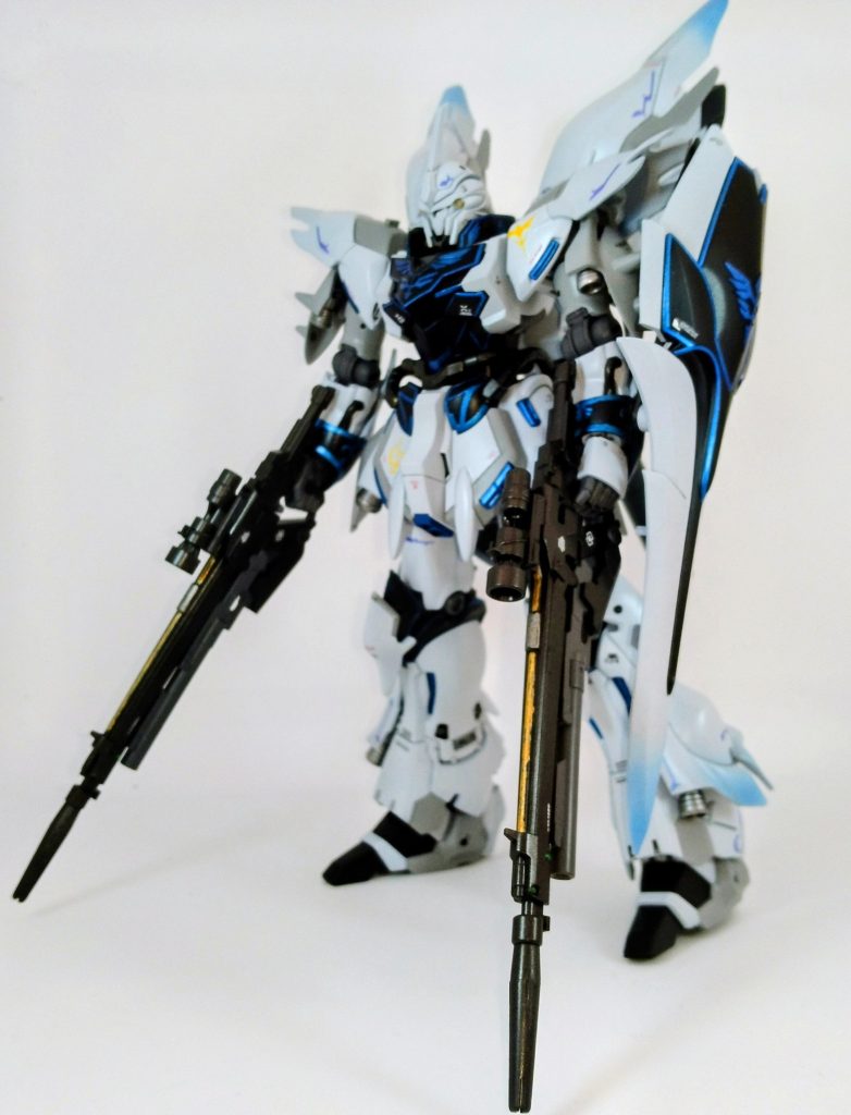 エングレービング部分はキャンディブルーを先に塗装して、上からエナメル黒を塗装。乾燥後にエングレービング部分を拭き取りました。