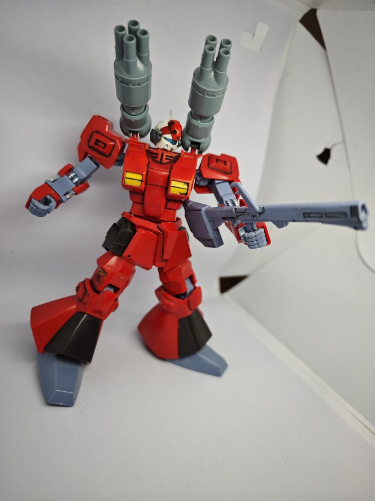 手持ち武装はクレイ・バズーカ。肩部には連装キャノンとしてガンタンクの腕をつけました。可動域は死んでますね（笑）