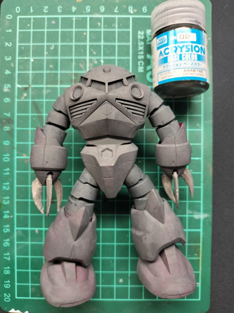 アクリジョンベースグレーで下塗り。スタンピングでペタペタと雑に塗っていきました。成形色が透けていてもおかまいなし!