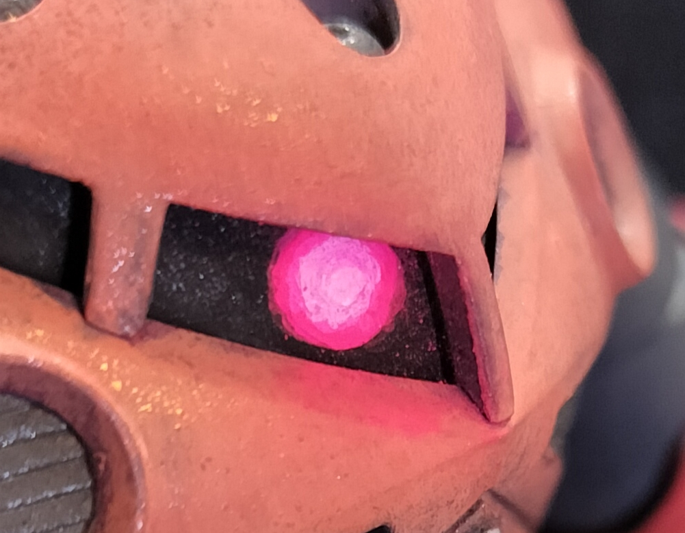 モノアイはやっぱり光らせたいってことで、頑張って描きました。アクリルガッシュの蛍光ローズで慎重に、慎重に…。周囲もドライブラシでほんのり蛍光ローズをのせて、反射を表現。