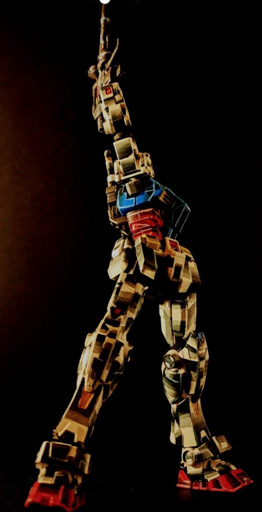 ガンダムといえばラストシューティングは外せません…!とはいえ、近年のガンプラでオマージュしたポーズをとらせる為には、肩パーツを180°回転させ腕の付け根を上にもってくるのが定石。しかし、この万博ガンダム肩が肩甲骨に接触するやもというレベルで稼働するではありませんか…連邦のモビルスーツは化け物か。