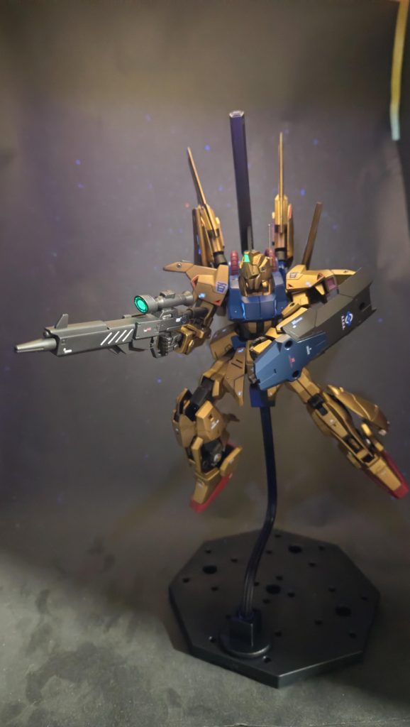 ライフル　収束率を上げた試作型　という設定　ストライクのライフルをベースにいろいろ切り貼りシールド　上の画像のとうりビームサーベル兼ビームガン内蔵