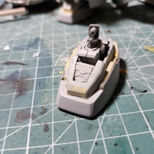 過去グフフライトタイプから飛行試験型にしようとして力尽きた可哀想なキットをもう一度しっかり作ることにしました。写真で見ると中途半端なことしてますねぇ(笑)旧キットとミキシングはよく作例でありますが、あえてフライトタイプの形状を変更するかたちでやっていきます。（なんせ旧キット手に入らないし）とりあえず足部分は思いっきり形状が違う+なんかやろうとした跡が、、(笑)パテ盛りで形状を変えました。そしてフィン?を入れる穴を開けました。超音波カッター購入して使ってみたんですがめちゃくちゃ使えますね。（2枚目）