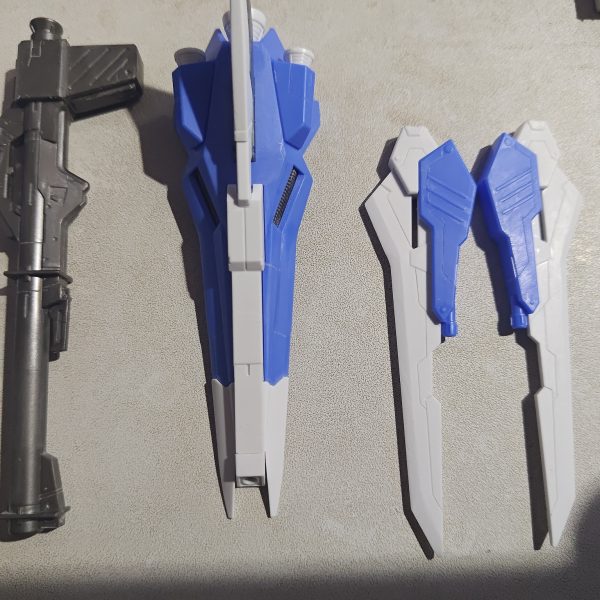 明けましておめでとうございます（遅い）年末年始にゴリゴリと表面処理し筋彫り。あとライフルとファンネルラック。&nbsp;（3枚目）