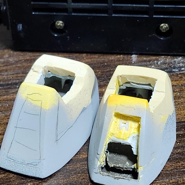 過去グフフライトタイプから飛行試験型にしようとして力尽きた可哀想なキットをもう一度しっかり作ることにしました。写真で見ると中途半端なことしてますねぇ(笑)旧キットとミキシングはよく作例でありますが、あえてフライトタイプの形状を変更するかたちでやっていきます。（なんせ旧キット手に入らないし）とりあえず足部分は思いっきり形状が違う+なんかやろうとした跡が、、(笑)パテ盛りで形状を変えました。そしてフィン?を入れる穴を開けました。超音波カッター購入して使ってみたんですがめちゃくちゃ使えますね。（4枚目）