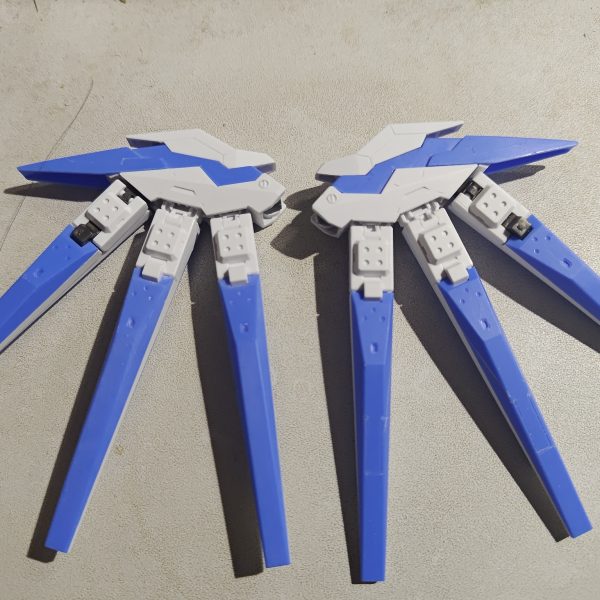 面出し完了。もう片方の筋彫りが終わればファンネルラックは終了です。（あんまり進まなかったですhi-νって、縦横1.5~2倍の整備スペースが必要なんだよなと、ふと面出ししながら浮かんでしまい。艦側から見るとZ系の整備面倒系とは違う厄介客で、逆シャアのνガンダムが運用を考えると最適解なのかと。1人で勝手に納得してました。ただhi-νはカッコよく、ヒロイックなのは事実。&nbsp;（2枚目）