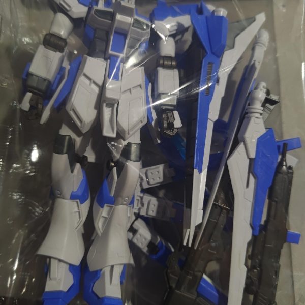 筋彫りと面出しは完了しましたが、頭部の改修、首の延長、肩・ファンネルラックのスタビライザーのサイズが合ってないので改修する予定です。hi.goole　今週末の天気は？寒いとの予報。(gundam-kao4)優先順位を間違えた感が半端ないですわ。（2枚目）