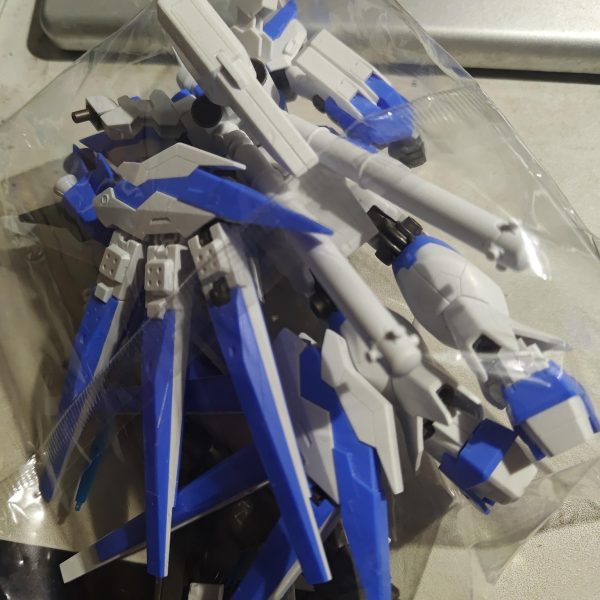 筋彫りと面出しは完了しましたが、頭部の改修、首の延長、肩・ファンネルラックのスタビライザーのサイズが合ってないので改修する予定です。hi.goole　今週末の天気は？寒いとの予報。(gundam-kao4)優先順位を間違えた感が半端ないですわ。（3枚目）