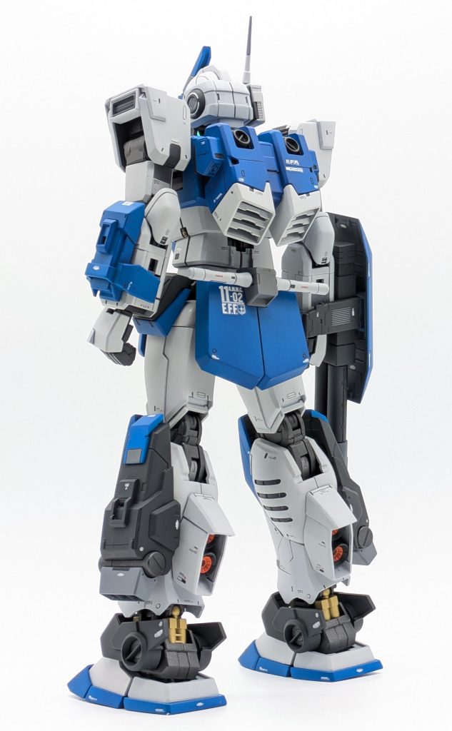 元々のディテールに馴染むようにスジボリやハッチ形状のデザインを追加しました。ビームサーベルラックは簡単にスクラッチして作製しています