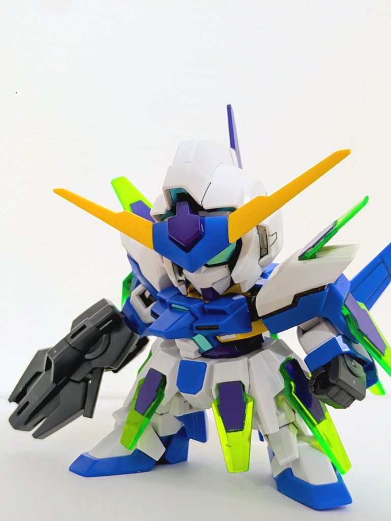 皆様あけましておめでとうございます!今年もよろしくお願いします(gundam-kao8)正月が暇だったので実家にあったSDのAGE-FXを仕上げることにしました