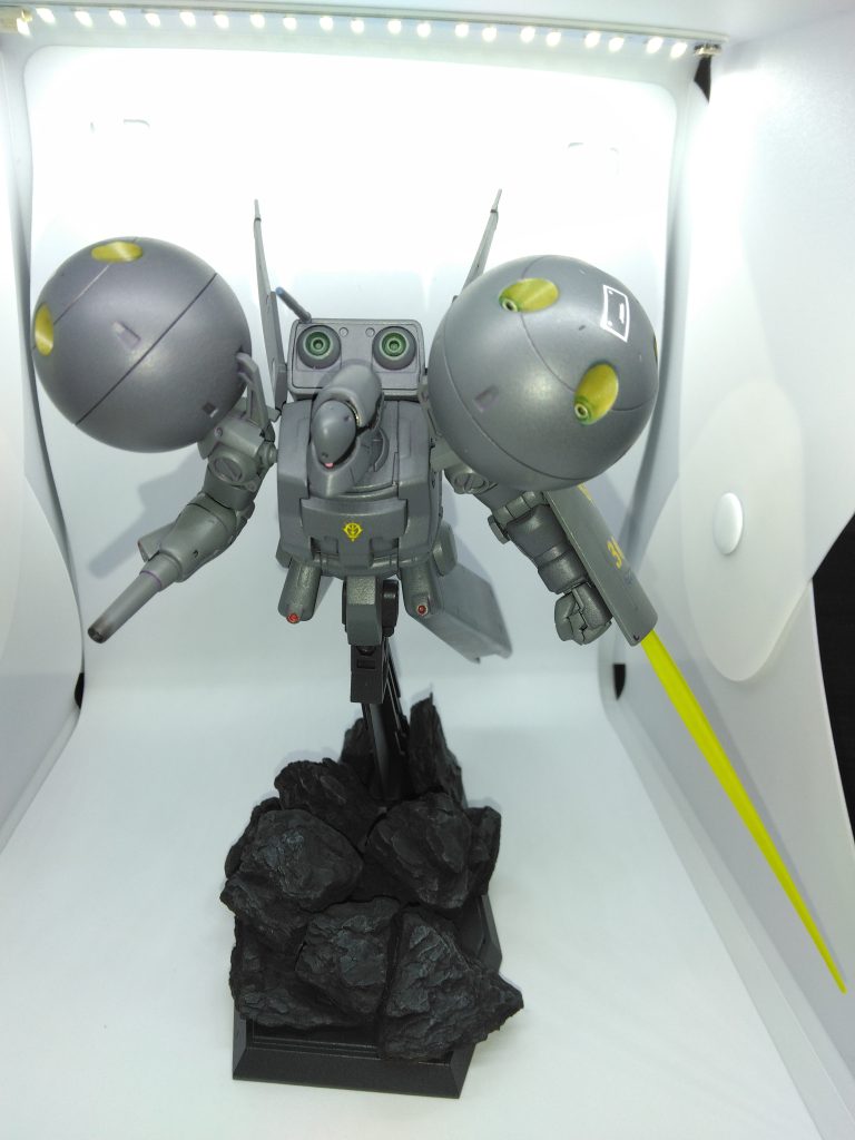 この「MS-21C ドラッツェ」は、「星の屑」作戦後の同残存機を「アクシズ」にて改修した機体である。原型機と比較して若干の性能向上は見られるものの、UC.0080年代後半におけるMSの恐竜的進化の前に低性能は否めず、主に偵察や哨戒任務に使用された。