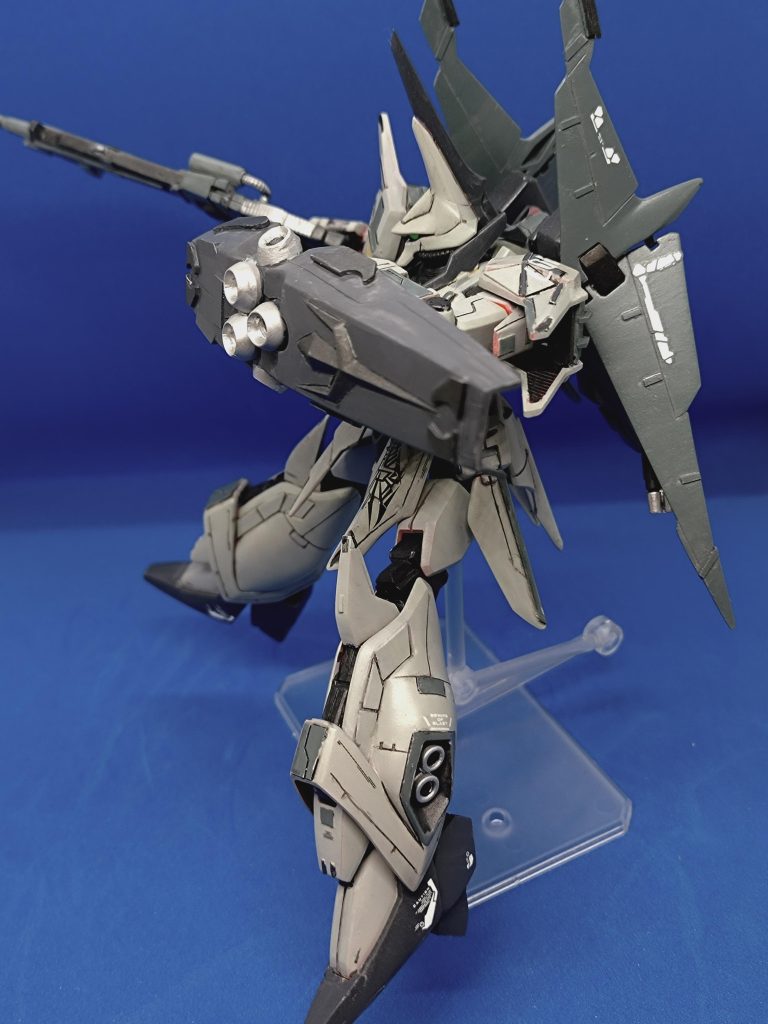 膝のアーマーとか爪先はパンの留め具で延長してます。