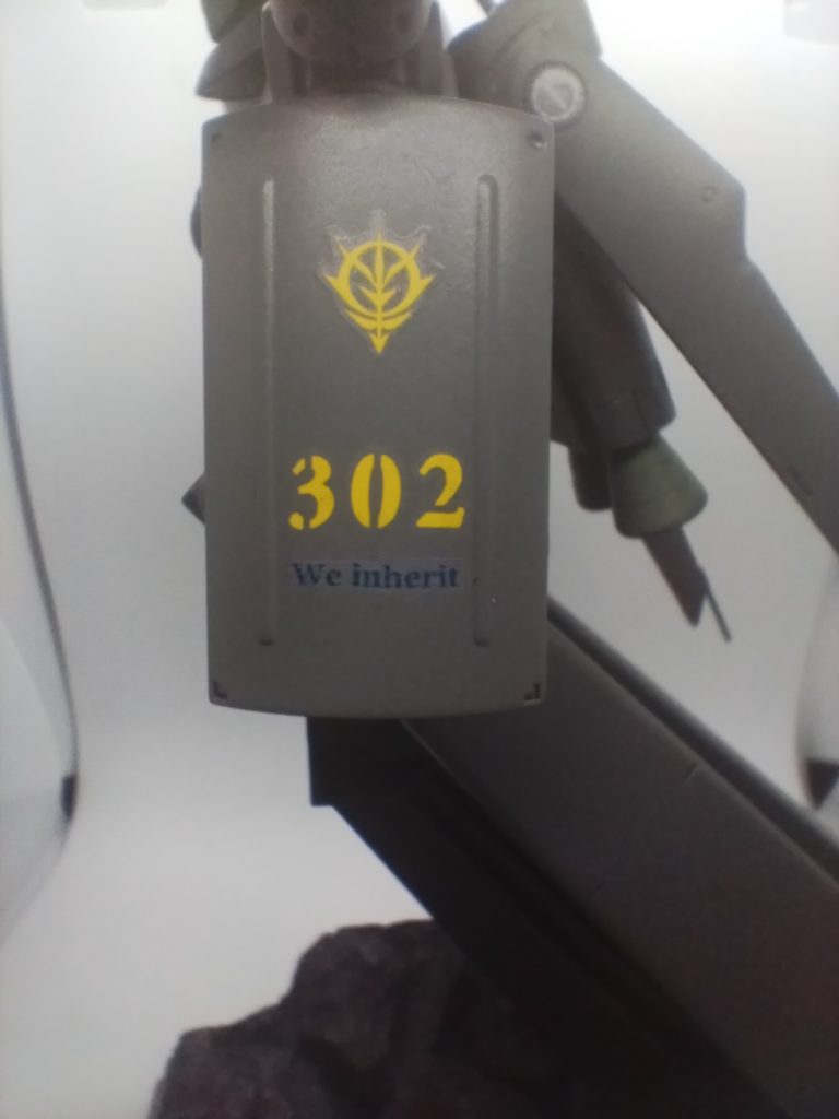 シールドに、エーワンのデカールシールで自作した部隊のモットーを貼付しました😃「We inherit」 「我等が受け継ぐ」