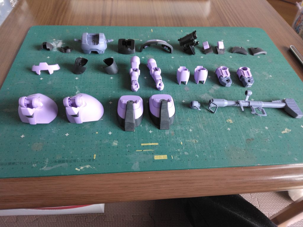 塗装前のパーツ。これらに白サフを吹き付けます💨