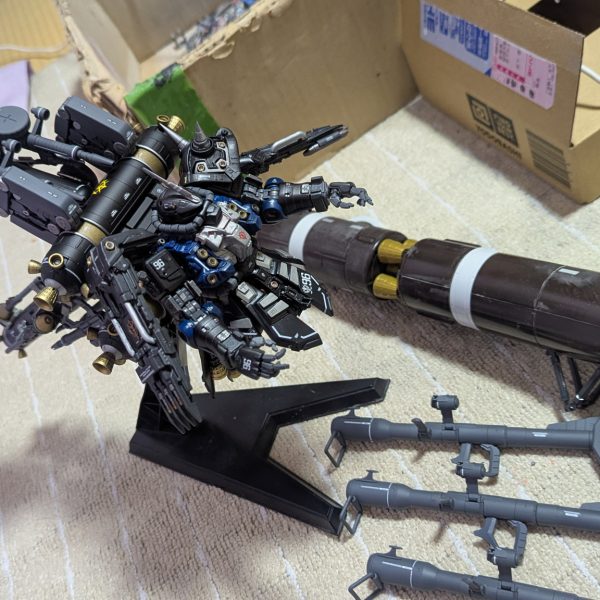 残すところ…脚部とリアスカートの背面に小型プロペラントタンク設置と背部の大型プロペラントタンクとビームバズーカに…行き詰まった時には同時進行でラストセッションも作製中です(^_^;A少し志向を変えた感じに制作中です♬（2枚目）