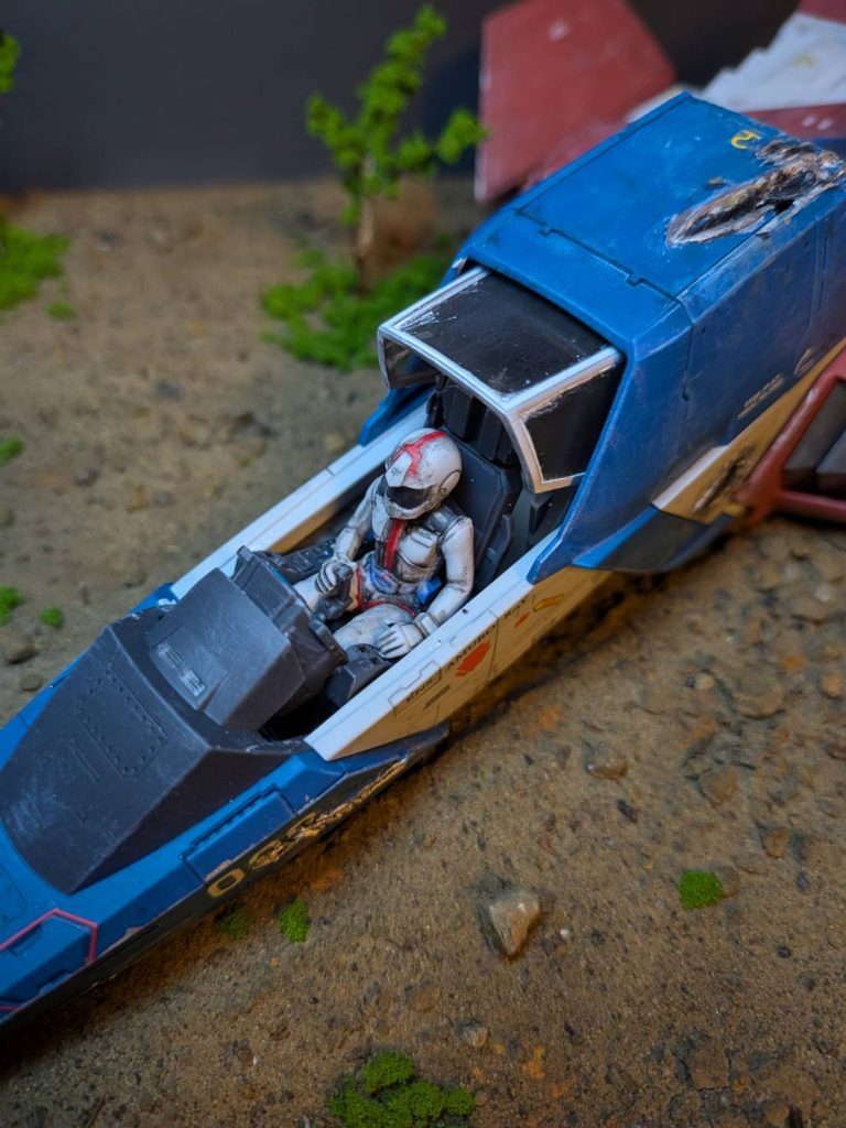 コックピットです。パイロットは筆塗りで色分けした後墨入れをしました。案外いい感じになりました。(zaku-kao5)