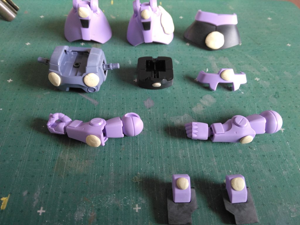 デカール貼付箇所には、練り消しゴムでマスキングしました😷