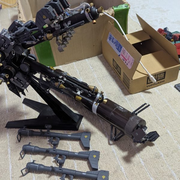 残すところ…脚部とリアスカートの背面に小型プロペラントタンク設置と背部の大型プロペラントタンクとビームバズーカに…行き詰まった時には同時進行でラストセッションも作製中です(^_^;A少し志向を変えた感じに制作中です♬（3枚目）