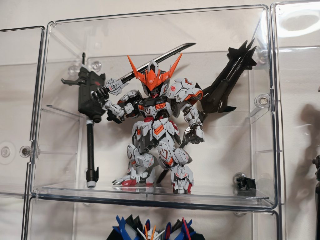 DAISOのコレクションケースに収めるためにこのポージングです。メイス、滑腔砲はデカ過ぎるのでそえるだけ。