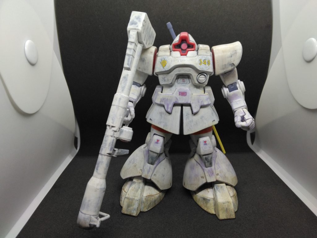 白塗装にはクレオスのMr.ベースホワイト 1000を使用し、ラッカーシンナーを含ませた筆で塗装面を撫でつけて剥がれを表現してみました😃