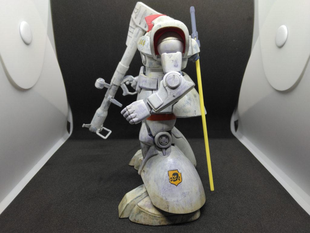 足元は、泥ハネをイメージしてクレオスのMr.ウェザリングカラー、水性ウェザリングペイント、タミヤのウェザリングスティック等々を使用しましたが、やはり塩梅が難しいですね…😓そして、太腿の識別帯が全く目立たない…😰