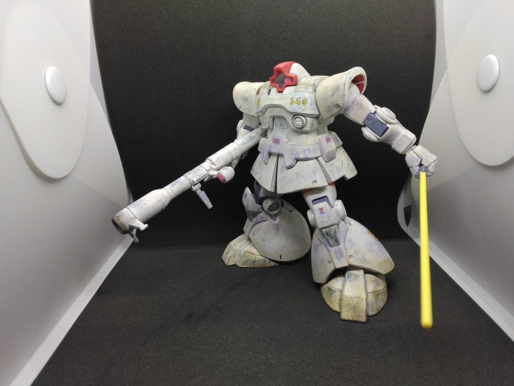 やってみた感想です😃・白サフは隠蔽力が弱いため、どうしても厚塗りになる。テスト時は、一度に吹き付け過ぎてマスキング部分に段差が出来てしまったため、本番は4回に分けて吹き付けました😓・ラッカーのため塗膜が固く、剥がれのコントロールが難しい。「ベロリ」とした剥がれになることが多かったため、クレオスのホワイト(水性)で補修?しています😅・このドムで、ベースホワイトの缶スプレー1本を使い切ってしまったため、コストが高いかも知れません。やはり、アクリルやエナメルを使ったオーソドックスな方法がいいかも?😅成型色に冬季迷彩は、また別の方法でやってみたいと思います😃最後までご覧いただきありがとうございました🙇