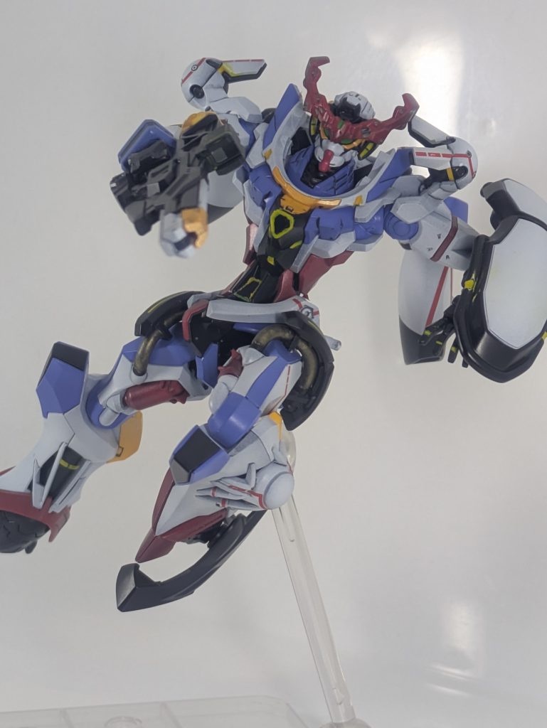 銃構え。胸部の三角形っぽい形は黄色のエナメルで塗ったのですが、ちょっと歪になっちゃいました😭